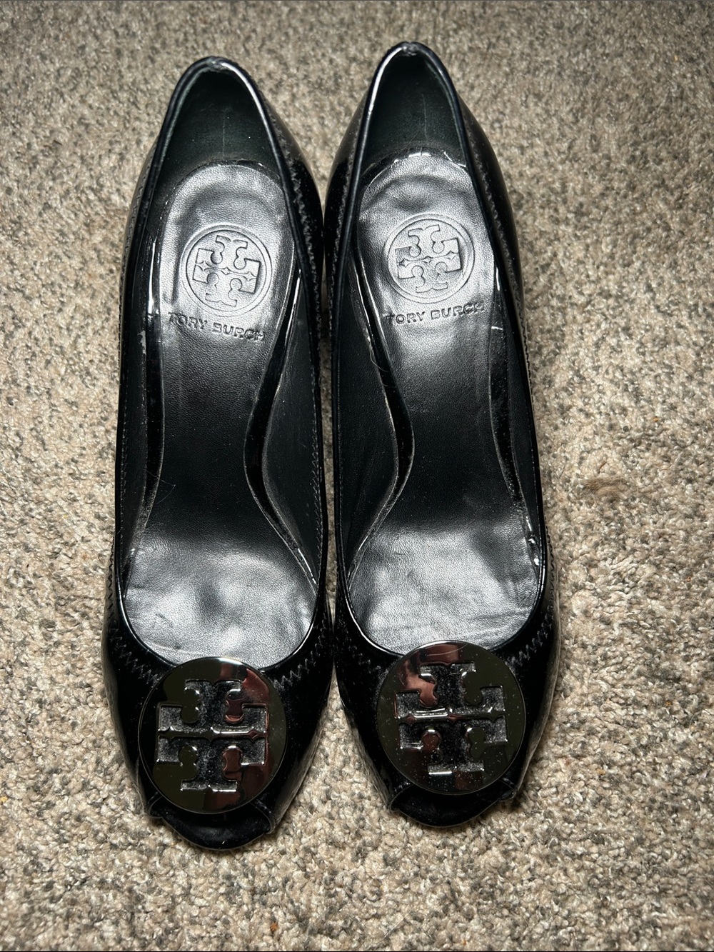 Tory Burch Julianne wedge heels in black patent leather and silver logo emblem